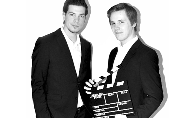 Simon Hoff und Jan-Philipp Matthewes mit Filmklappe